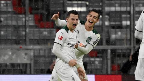 Stefan Lainer (l.) und Florian Neuhaus von Borussia Mönchengladbach jubeln nach einem Tor