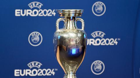 Der EM-Pokal der Fußball-Europameisterschaft 2024