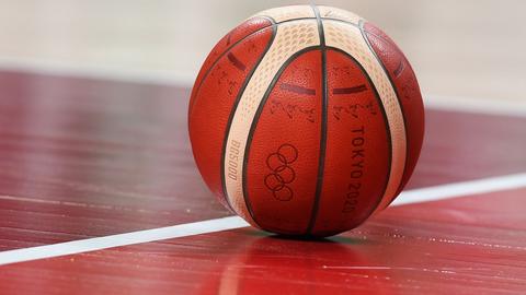 Ein Basketball liegt auf dem Spielfeld.
