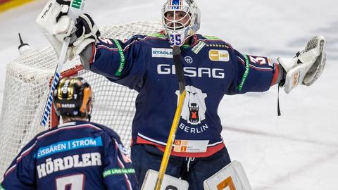 EisBerlins Frank Hördler und Torhüter Mathias Niederberger (r) jubeln nach dm Sieg.