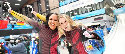 Laura Nolte (r) und Deborah Levi jubeln über den Gewinn der Goldmedaille