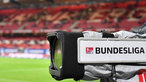 Das Logo der 2. Fußball-Bundesliga auf einer Fernsehkamera