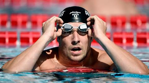 Der Deutsche Schwimmer Marco Koch checkt seine Zeit