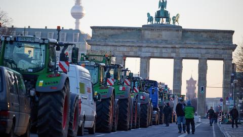  Zahlreiche Traktoren stehen bei einem Bauernprotest vor dem Brandenburger Tor