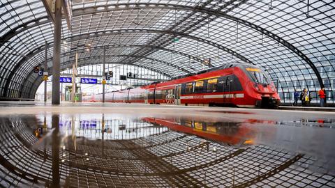 Ein Regionalzug verlässt den Berliner Hauptbahnhof. (Archivbild)