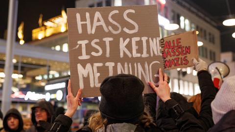 Bielefeld: Ein Schild mit der Aufschrift "Hass ist keine Meinung" ist bei der Demonstration "Demokratie verteidigen" zu sehen. 