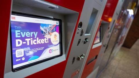 Monitor eines Fahrkartenautomaten der Deutschen Bahn