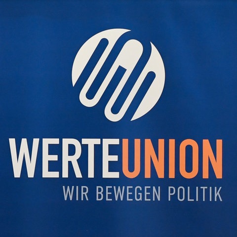 Ein Aufsteller mit dem Logo der Werteunion.