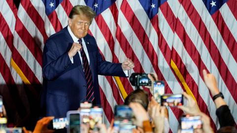Donald Trump ballt vor Kameras kämpferische Fäuste.