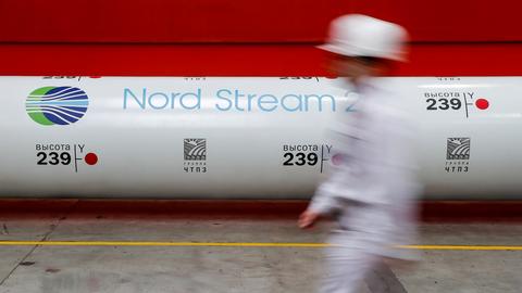 Ein Arbeiter geht an einem Rohrelement der im Bau befindlichen Gas-Pipeline Nordstream 2 vorbei. (REUTERS)