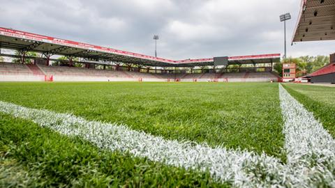 Rasen und Seitenlinien im Stadion "An der Alten Försterei", dem Heimstadion des Fußball-Bundesligisten 1.FC Union Berlin (dpa)