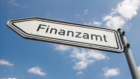 Hinweisschild zum Finanzamt.