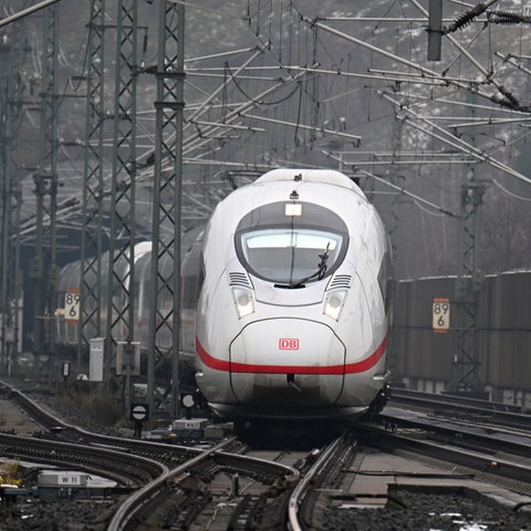 Ein ICE fährt in den Bahnhof von Montabaur. 