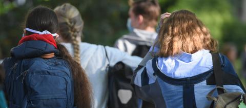 Jugendliche Schüler gehen in Niedersachsen zur Schule. (dpa)