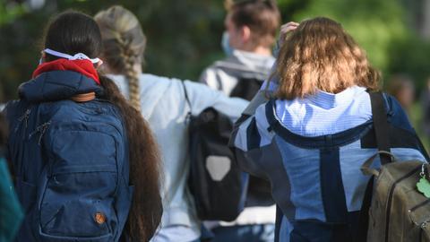 Jugendliche Schüler gehen in Niedersachsen zur Schule. (dpa)