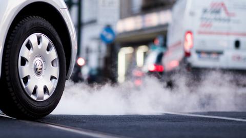 Abgas kommt aus einem Auto im morgendlichen Berufsverkehr in Düsseldorf. (dpa)