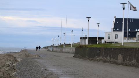 Spaziergänger sind am Weststrand der Nordsee-Insel Norderney unterwegs. (dpa)