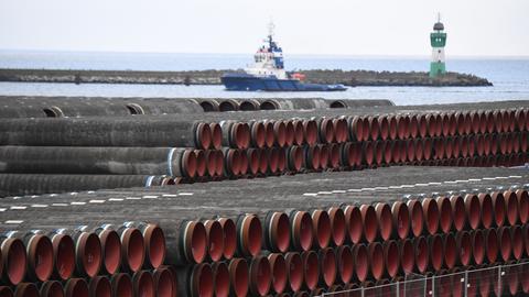 Rohre für den Bau der Erdgaspipeline Nord Stream 2 von Russland nach Deutschland werden im Hafen Mukran auf der Insel Rügen gelagert (Archivbild). (dpa)