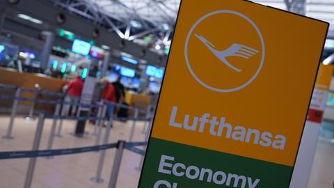 Passagiere stehen Check-In-Bereich der Lufthansa im Terminal 2 in Hamburg