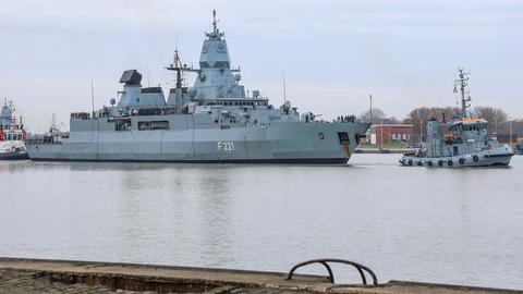 Die Fregatte "Hessen" läuft aus dem Hafen in Wilhelmshaven aus.