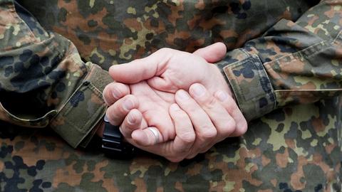 Ein Soldat hält seine Hände hinter dem Rücken zusammen (dpa)