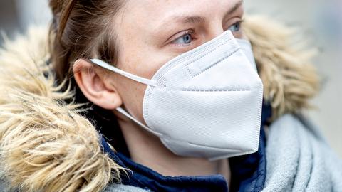 Eine junge Frau traegt eine FFP2-Atemschutzmaske (picture alliance / Hauke-Christi)