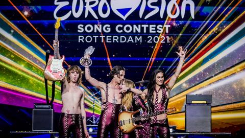 Die Glamrock-Band Maneskin aus Italien feiert beim diesjährigen European Song Contest in Rotterdam auf der Bühne ihren ersten Platz. (EPA)