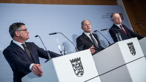 Boris Rhein (l-r), Olaf Scholz (SPD) und Stephan Weil (SPD)