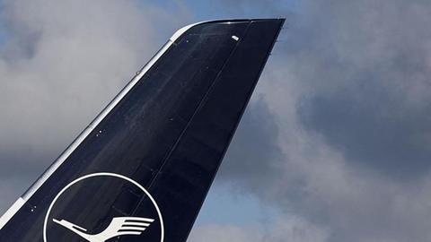 Das Logo der Lufthansa ist auf den Heckflossen von Flugzeugen zu sehen.