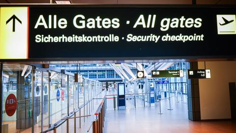 Eingang zur menschenleeren Sicherheitskontrolle im Flughafen Hamburg