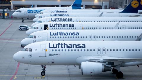 Abgestellte Flugzeuge der Lufthansa sowie eines der Tochtergesellschaft Discovery stehen auf dem Flughafen Frankfurt.