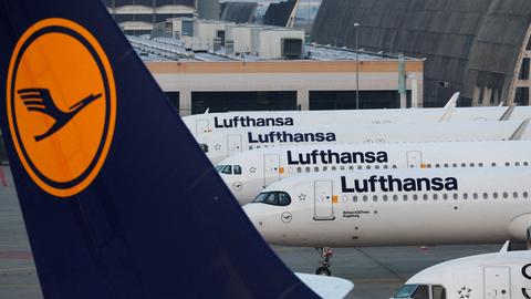 Flugzeuge der Lufthansa stehen am Flughafen in Frankfurt.