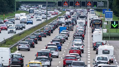 Autos und Reisebusse stehen auf der Autobahn 8 in Richtung Norden im Stau.