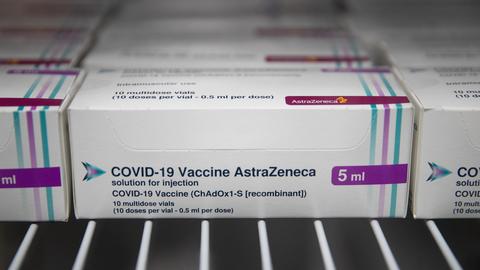 Mehrere Packungen des Corona-Impfstoffs von AstraZeneca liegen in einem Kühlschrank. (dpa)