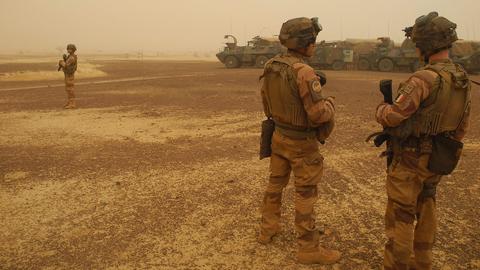 Französische Soldaten halten während einer Pause auf der Fahrt eines Militärkonvois zwischen Gossi und Hombori (Mali) Wache. (AFP)