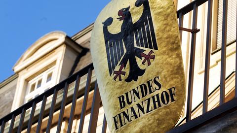 Ein Schild mit der Aufschrift "Bundesfinanzhof" hängt vor dem Bundesfinanzhof (BFH) an einem Zaun. (dpa)
