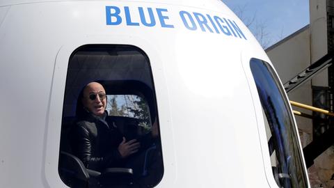 Amazon-Gründer Jeff Bezos sitzt begeistert in der Weltraumkapsel von Blue Origin. (REUTERS)