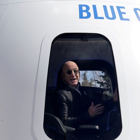 Amazon-Gründer Jeff Bezos sitzt begeistert in der Weltraumkapsel von Blue Origin. (REUTERS)