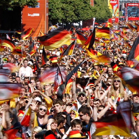Fanmeile in Berlin mit jubelnden Fußballanhängern (REUTERS)