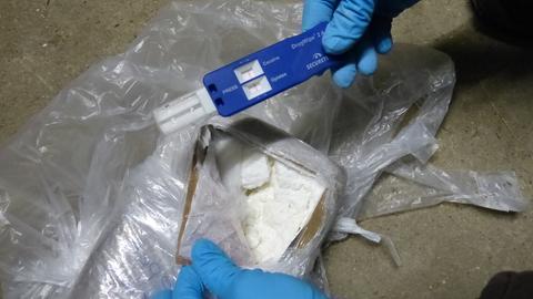 Ein Kokain-Drogentest bei der Untersuchung beschlagnahmter Drogen (Symbolbild von 2016). (picture alliance / dpa)