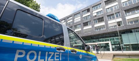Ein Polizeiwagen steht vor dem Polizeipräsidium Frankfurt. (dpa)