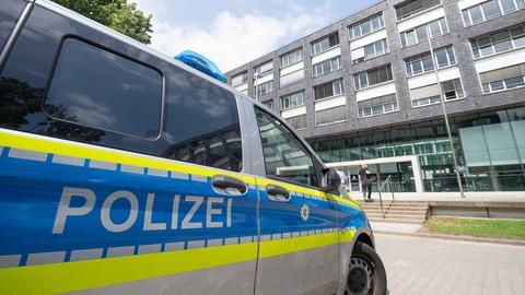 Ein Polizeiwagen steht vor dem Polizeipräsidium Frankfurt. (dpa)