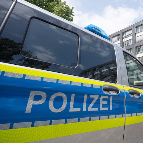 Ein Polizeiwagen steht vor dem Polizeipräsidium Frankfurt. (dpa)