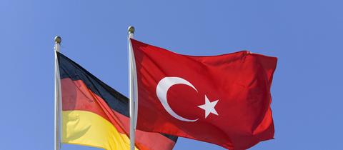 Deutsche und türkische Flagge (picture alliance / imageBROKER)