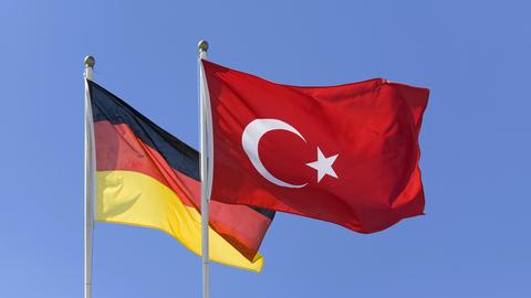 Deutsche und türkische Flagge (picture alliance / imageBROKER)