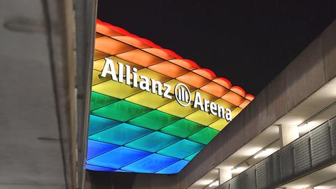 Die Allianz Arena leuchtet in den Regenbogenfarben. (imago images/Sven Simon)