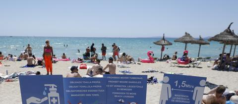 Touristen halten sich am Strand von Arenal in Palma de Mallorca auf. (dpa)