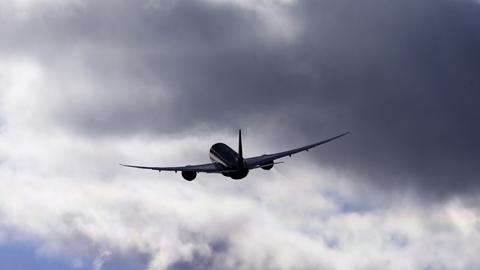 Ein Flugzeug am Himmel