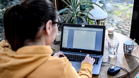 Eine Frau arbeitet im Homeoffice an einem Laptop. (dpa)