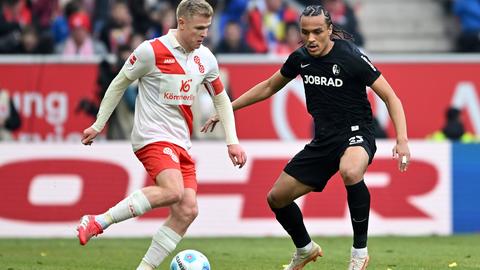 Jonathan Burkardt (FSV Mainz 05) gegen Kiliann Sildillia (SC Freiburg)